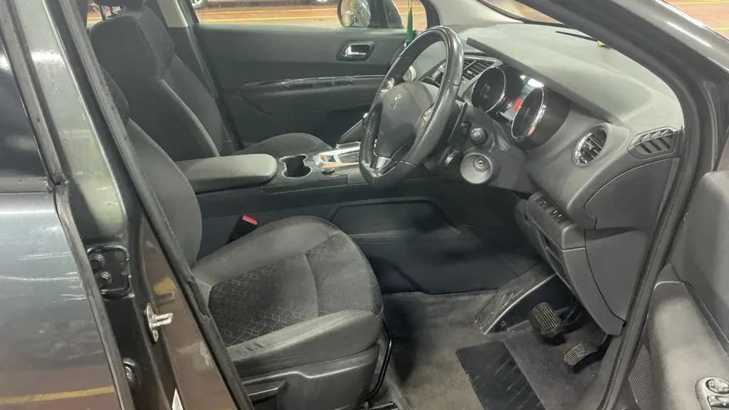 Vehicle photo — front interior