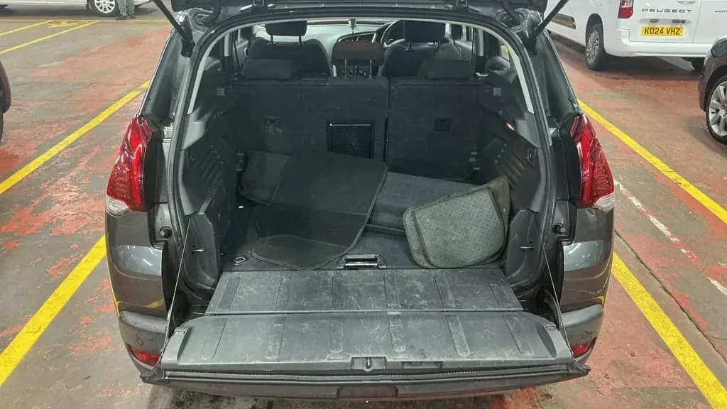 Vehicle photo — boot
