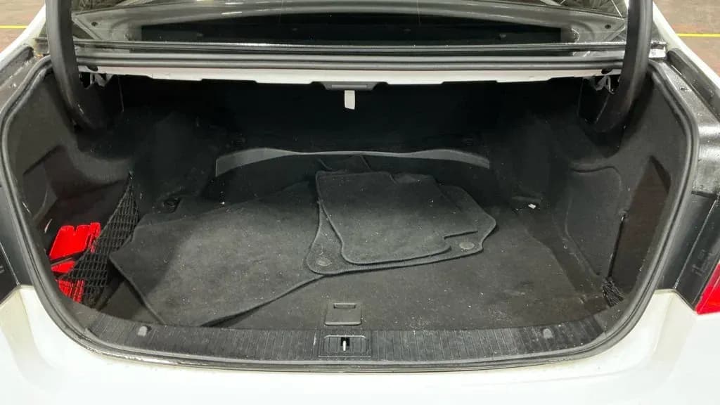 Vehicle photo — boot