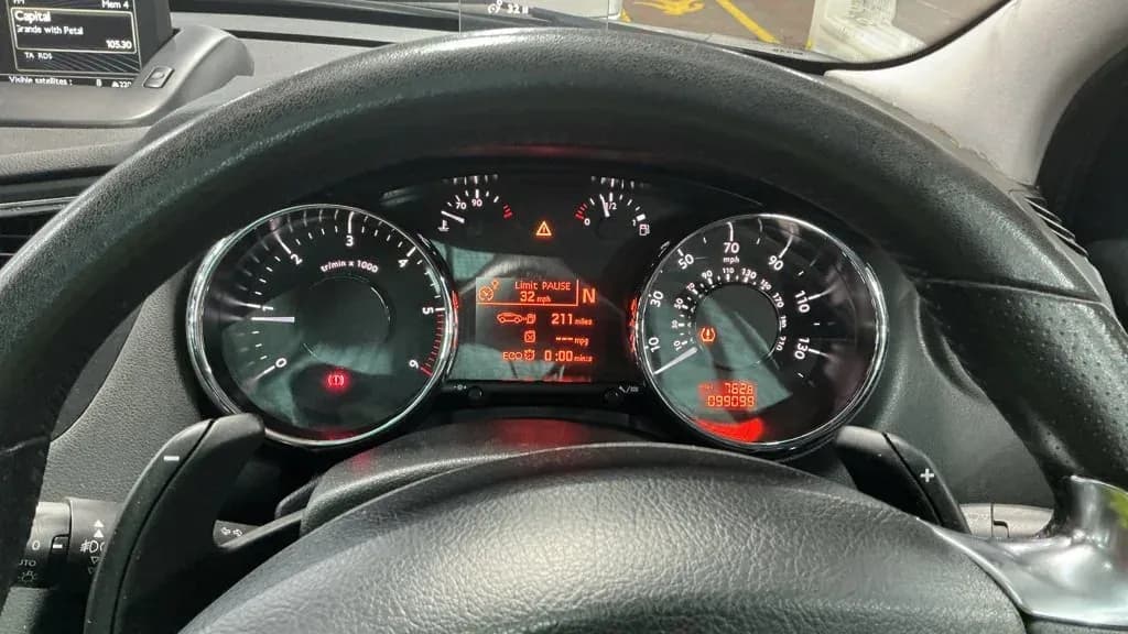 Vehicle photo — dashboard