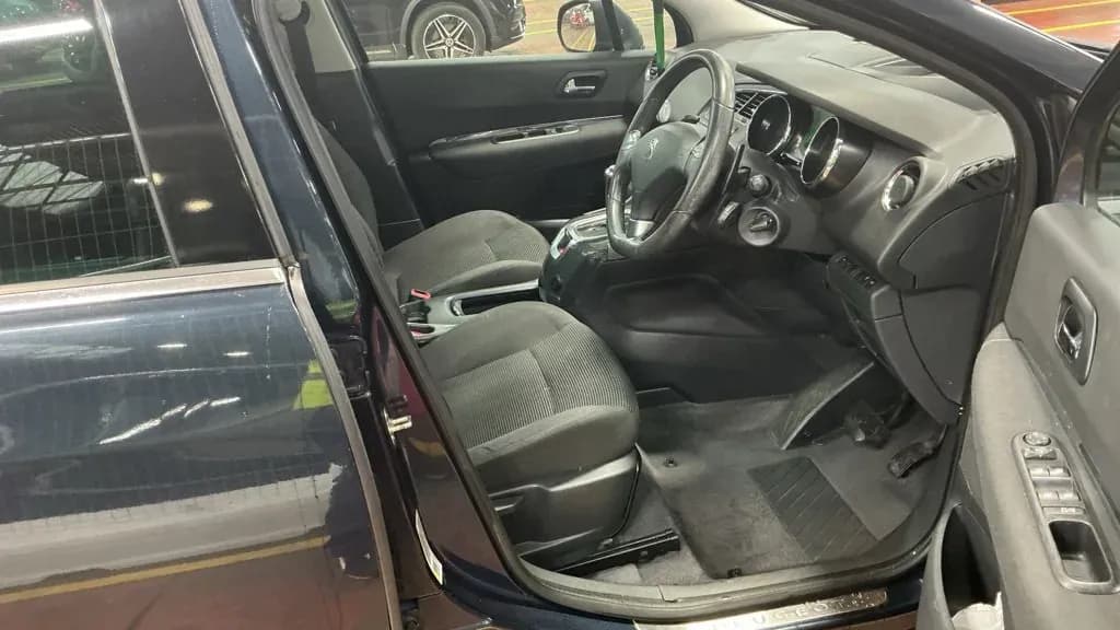Vehicle photo — front interior