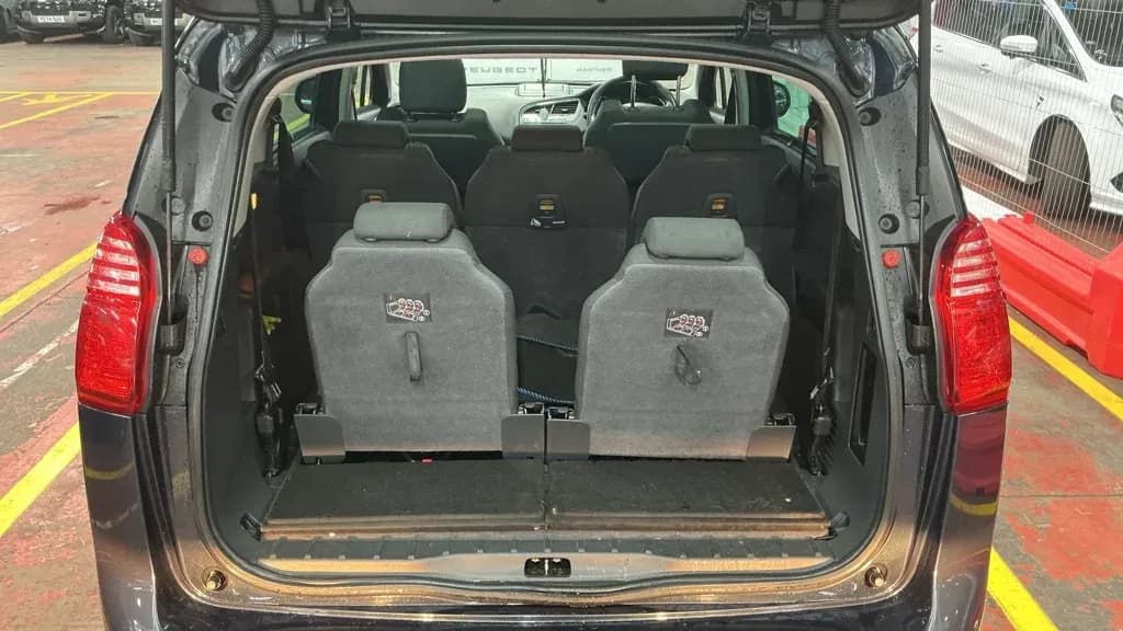 Vehicle photo — boot