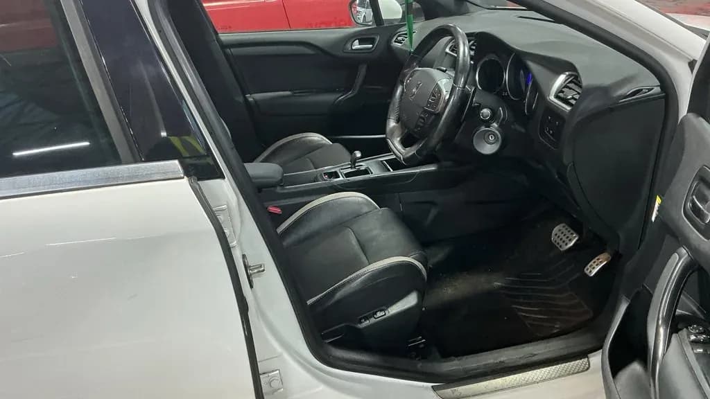 Vehicle photo — front interior
