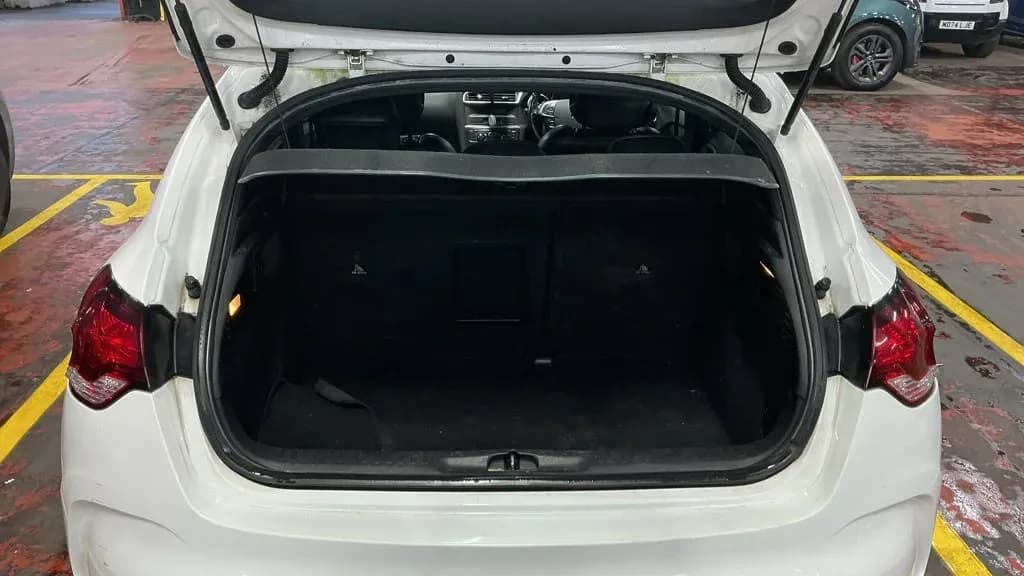 Vehicle photo — boot