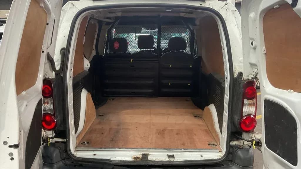 Vehicle photo — boot