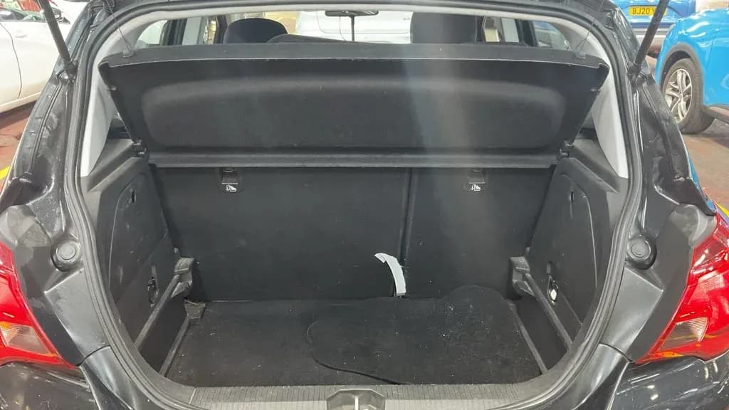 Vehicle photo — boot